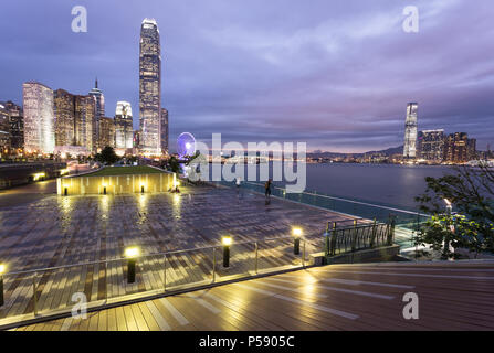 Einen atemberaubenden Blick auf den Sonnenuntergang von der Central Business District in Hong Kong Island von der Uferpromenade entlang der Victoria Harbour in Hong Kong, China Stockfoto