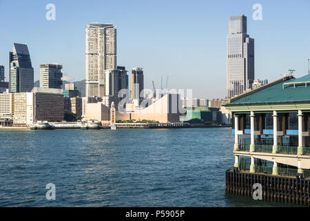 Central Star Ferry Pier mit der Skyline von Kowloon in Tsim Sha Tsui Blick über den Victoria Harbour in Hong Kong an einem sonnigen Tag in China SAR. Stockfoto