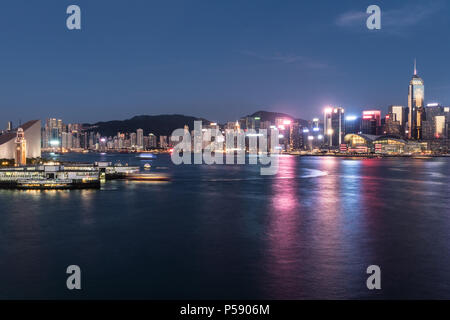 Die Star Ferry Pier in Tsim Sha Tsui in Kowloon mit Blick auf die Skyline von Hong Kong Island Geschäftsviertel rund um Wanchai im Hintergrund über die Vic Stockfoto