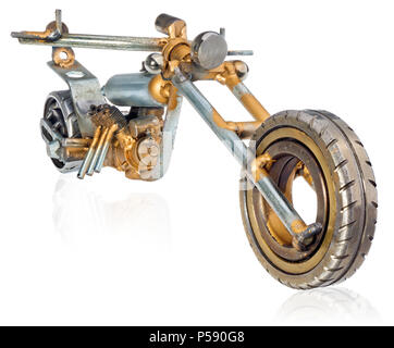 Handgemachte Miniatur einer chopper Motorrad. Dekorative Fahrzeug aus mechanischen Teile, Lager, Kabel, Kerzen, Schrauben, Platten. Spielzeug in Silber-g Stockfoto