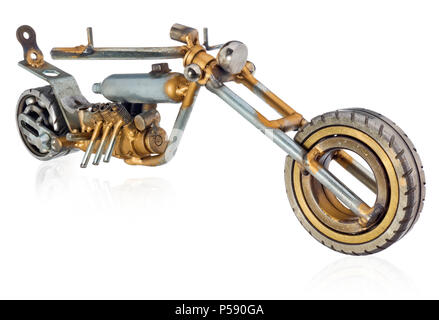 Handgemachte Miniatur einer chopper Motorrad. Dekorative Fahrzeug aus mechanischen Teile, Lager, Kabel, Kerzen, Schrauben, Platten. Spielzeug in Silber-g Stockfoto