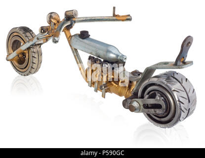 Handgemachte Miniatur einer chopper Motorrad. Dekorative Fahrzeug aus mechanischen Teile, Lager, Kabel, Kerzen, Schrauben, Platten. Spielzeug in Silber-g Stockfoto