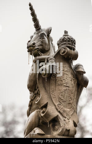 Nahaufnahme der Schottischen Einhorn Holding der Royal Shield, auf der Spitze des Governors Palace Gate. Winter Eiszapfen Tropfen aus dem kalten Stein Skulptur. Stockfoto