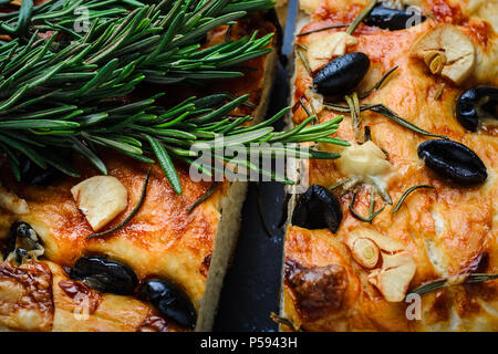 Traditionelle italienische hausgemachten Focaccia mit Rosmarin, Oliven und Knoblauch close-up Stockfoto