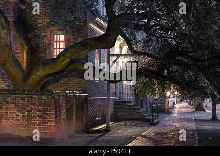 Red Lion Taverne in der Nacht im historischen Colonial Williamsburg. Eine alte und Twisted riesigen Baum setzt die Stimmung wie Eis und Licht funkeln auf der roten Ziegelsteine Stockfoto