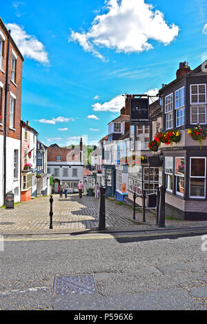 The Kings Head Inn an der Spitze von Kai Hill, die zu den hübschen und attraktiven Hafen Lymington, Hampshire führt. Stockfoto