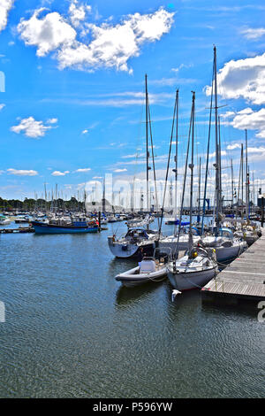 Einen ruhigen und friedlichen Hafen - Seitenansicht von Segelbooten, der neben dem Kai in Lymington Hampshire günstig Stockfoto