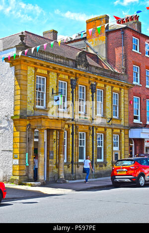 Die traditionelle Fassade des Lloyds Bank Gebäude in der High Street, Lymington, Hampshire Stockfoto