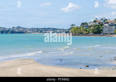 Mission Bay ist ein schöner Strand mit weißem Sand befindet sich in Auckland, Neuseeland Stockfoto