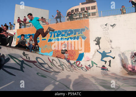 Yahya ist 26 Jahre alt. Er skateboarded spielt und versucht, bei internationalen Turnieren, sowie die Teilnahme an einem Trainingslager außerhalb von Gaza. Stockfoto