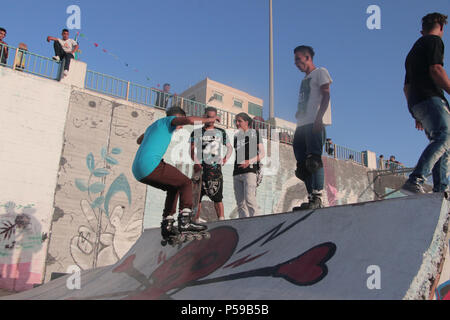 Yahya ist 26 Jahre alt. Er skateboarded spielt und versucht, bei internationalen Turnieren, sowie die Teilnahme an einem Trainingslager außerhalb von Gaza. Stockfoto