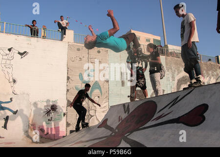 Yahya ist 26 Jahre alt. Er skateboarded spielt und versucht, bei internationalen Turnieren, sowie die Teilnahme an einem Trainingslager außerhalb von Gaza. Stockfoto