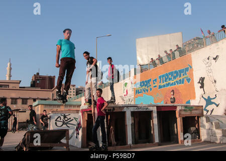 Yahya ist 26 Jahre alt. Er skateboarded spielt und versucht, bei internationalen Turnieren, sowie die Teilnahme an einem Trainingslager außerhalb von Gaza. Stockfoto