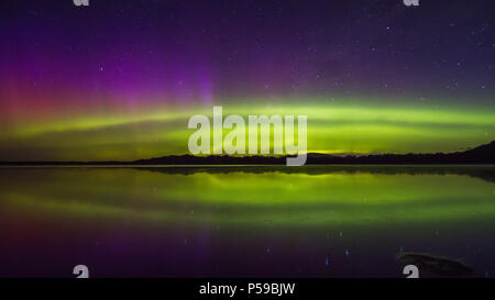 Bunte Aurora Display mit Reflexionen Stockfoto