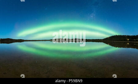 Double Arc Aurora mit Reflektion Stockfoto