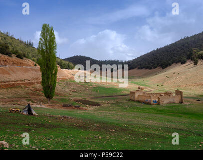 MEKNES - TAFILALET, MAROKKO - ca. April 2017: Marokkanische Landschaft und Bergwelt Stockfoto