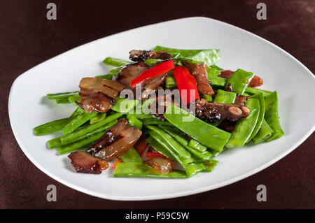 Wokgemüse geräuchertes Schweinefleisch mit Bohnen Stockfoto