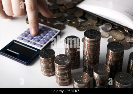 Stapel von Russischen Münzen auf dem Hintergrund der Arbeit als Buchhalter Stockfoto