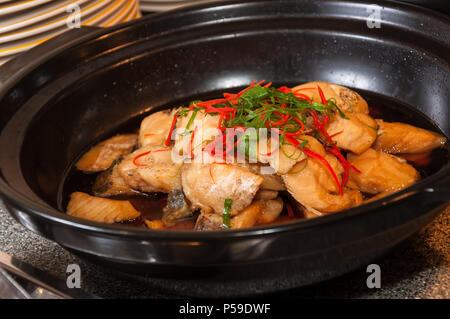 Zwiebel Öl gedünsteter Fisch Stockfoto