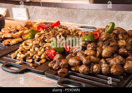 Gerösteten Knoblauch, Kartoffeln, Hühnchen Stockfoto