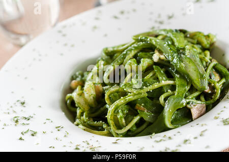 Grüne Sauce Garnelen Nudeln Stockfoto