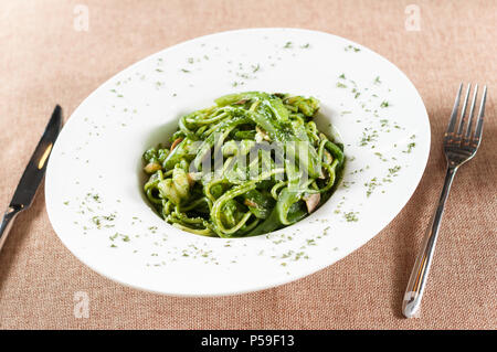 Grüne Sauce Garnelen Nudeln Stockfoto