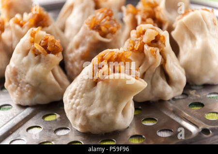 Siu Mai-chinesischen gedämpftes Schweinefleisch Knödel in der Soße. Stockfoto
