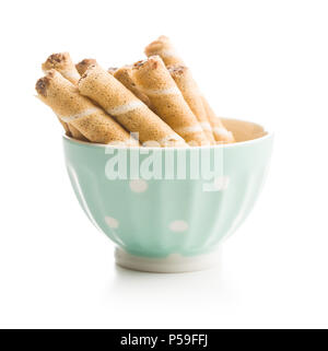 Süße Schokolade Waffelröllchen in Schüssel auf weißem Hintergrund. Stockfoto