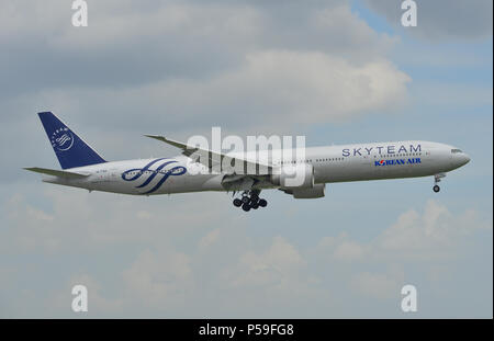 Saigon, Vietnam - May 24, 2018. Eine Boeing 777-300ER Flugzeug von Korean Air Landung am Flughafen Tan Son Nhat (SGN) in Saigon (Ho Chi Minh), Vietnam. Stockfoto