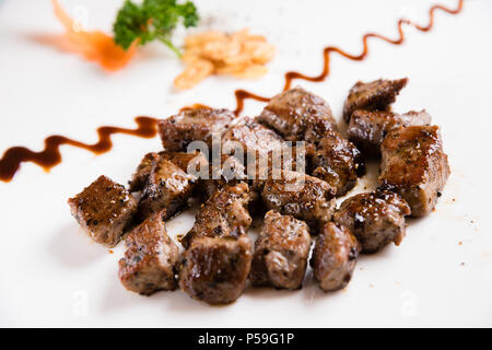 Beef Steak serviert auf einem heißen Bügeleisen Platte Stockfoto