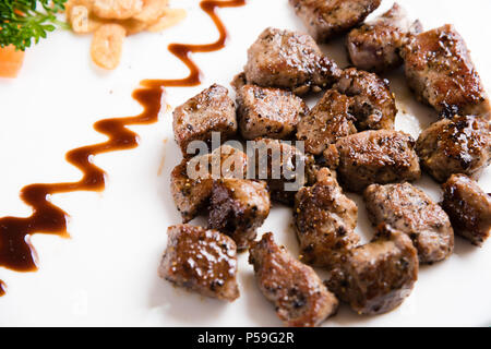 Beef Steak serviert auf einem heißen Bügeleisen Platte Stockfoto