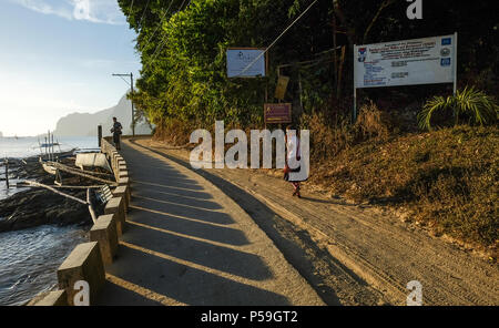 Palawan, Philippinen - Apr 5, 2017. Menschen zu Fuß am Meer Straße in Palawan, Philippinen. Palawan ist die Insel der idyllischen tropischen Schönheit. Stockfoto