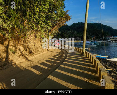 Straße am Meer bei Sonnenuntergang in Palawan, Philippinen. Palawan ist die Insel der idyllischen tropischen Schönheit. Stockfoto