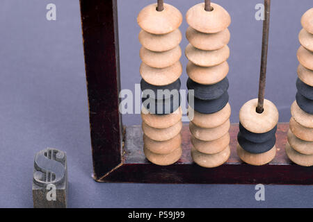 Vintage Holz- Abacus mit Buchdruck Typ Dollarzeichen auf dunklem Hintergrund Stockfoto