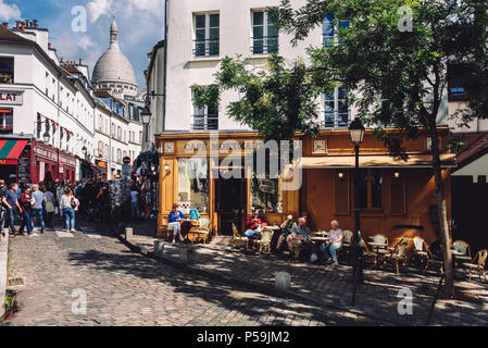 Paris, Frankreich, 10. August 2017. Montmartre Paris Straße, die zur Basilika der Heiligen Herzen von Paris Montmartre, mit Menschen, Café mit Sommerterrasse Stockfoto