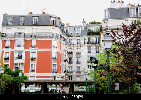 Paris, Frankreich, 10. August 2017. Die klassischen Pariser Häuser mit französischer Architektur im Wohnviertel am Montmartre. White Apartment Gebäuden mit an Stockfoto