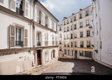 Paris, Frankreich, 10. August 2017. Gepflasterte Straße in Montmartre mit alten Häusern der traditionellen Architektur und authentische Pariser architektonischen Komplex Stockfoto