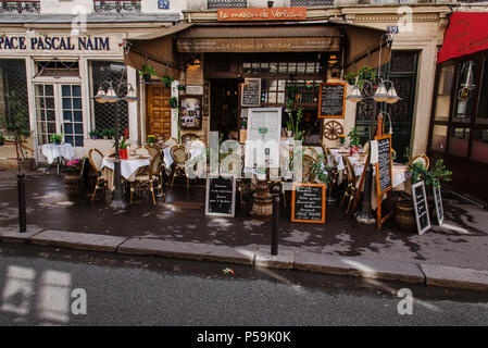 Paris, Frankreich, 13. August 2017. Typisch französische Straße Rue Descartes mit La Maison de Verlaine Paris Restaurant mit Sommerterrasse, outdoor Stühle ein Stockfoto