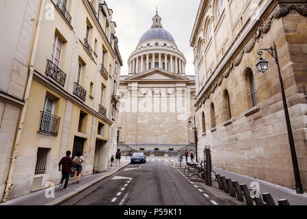 Paris, Frankreich, 13. August 2017. Ansicht von Paris Street zum Pantheon mausoleum Dome im Quartier Latin. Beliebte Sehenswürdigkeiten in der frühen Klassizismus Bogen gebaut Stockfoto