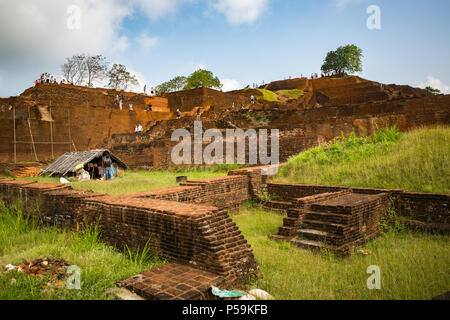 SIGIRIYA, SRI LANKA - 8. APRIL: Alte Stadt April 8, 2018 in Sigiriya, Sri Lanka. Alte Stadt, die auf der Spitze des Felsens Stockfoto