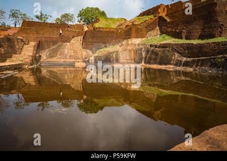 SIGIRIYA, SRI LANKA - 8. APRIL: Alte Stadt April 8, 2018 in Sigiriya, Sri Lanka. Alte Stadt, die auf der Spitze des Felsens Stockfoto