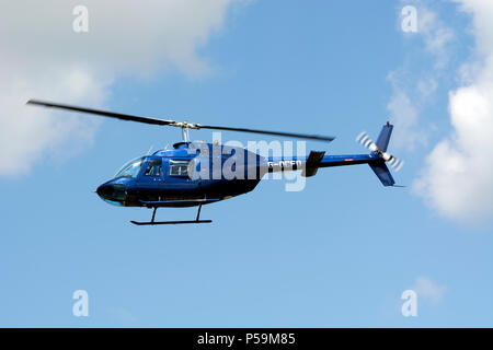 Bell 206B Jet Ranger bei turweston Flugplatz, Buckinghamshire, UK (G-OCFD) Stockfoto