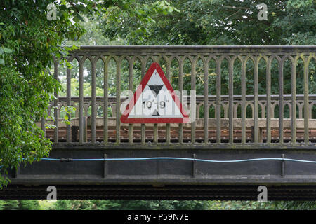 Niedrige Brücke Zeichen in Surrey, Großbritannien Stockfoto