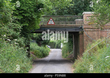 Niedrige Brücke Zeichen in Surrey, Großbritannien Stockfoto