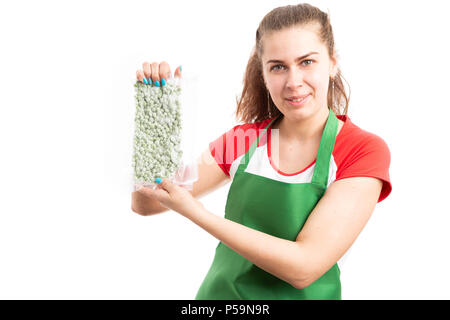 Junge Verkäuferin oder weibliche Verkäufer präsentieren gefrorene Erbsen Produkt als Supermarkt Store Konzept auf weißem Hintergrund Stockfoto
