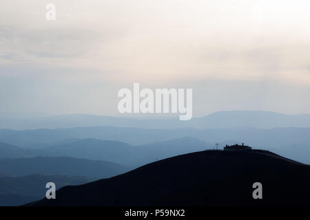 Blick auf Serrasanta Hermitage (Umbrien, Italien) auf einem Berg, mit verschiedenen anderen Berge Schichten im Hintergrund Stockfoto