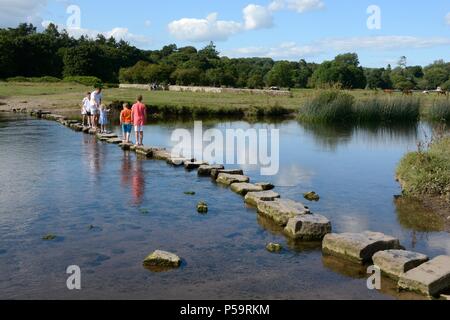 Leute mit alten Stepping Stones Ewenny Fluss Ogmore durch Meer Glamorgan Wales Cymru Großbritannien zu Kreuz Stockfoto