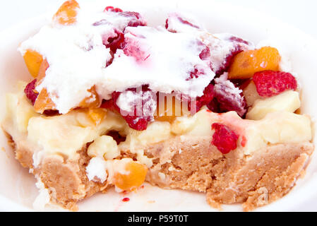 Scheibe des raspberryand Pfirsich baiser Kuchen Stockfoto