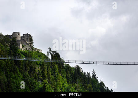 Besucher der Überquerung der Hängebrücke Highline 179 in Reutte, Österreich Stockfoto