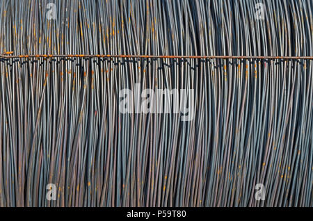 In Bobbin warmgewalzte Metalldraht in Packungen im Lager von Produkten aus Metall in enger gefaltet - oben Stockfoto